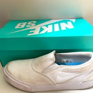 Nike Men's SB Charge Slip triple white Skateboarding Shoes